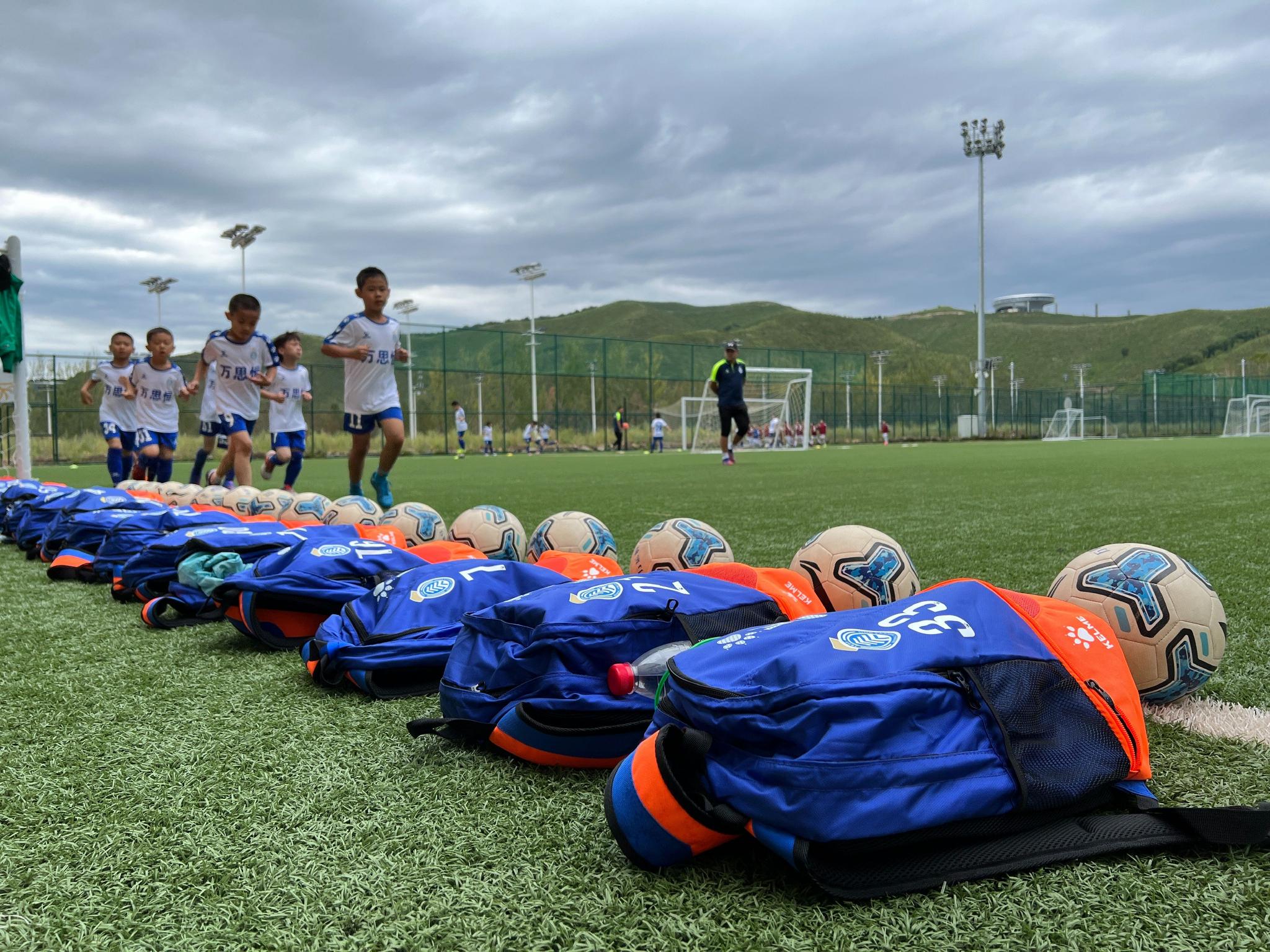 竞技擂台热闹非凡，新赛季球员备战的简单介绍