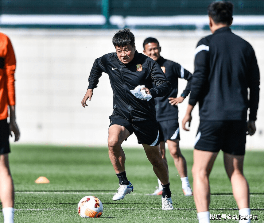 汉堡球迷呼吁球队提振士气，全力冲刺联赛榜首